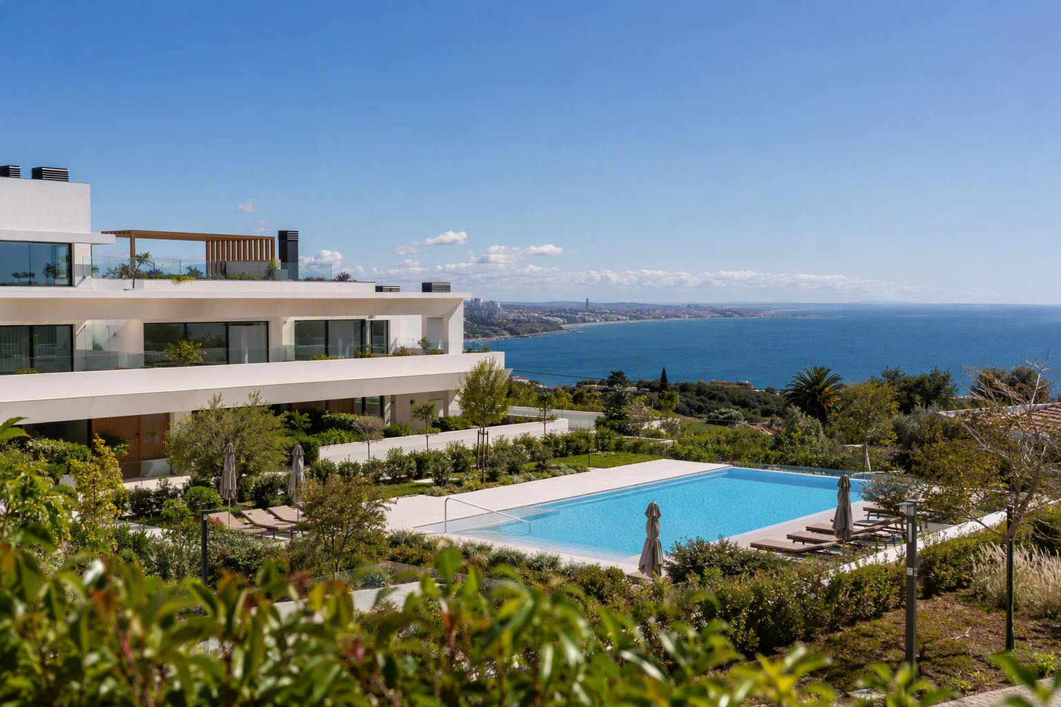 Complexo residencial moderno com piscina sobre o Atlântico, Oeiras