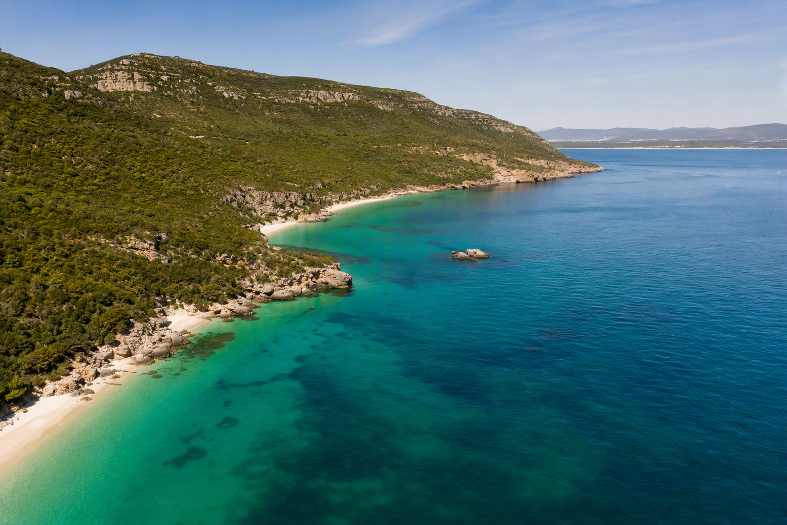 Costa do parque natural da Arrábida com água turquesa, Setúbal
