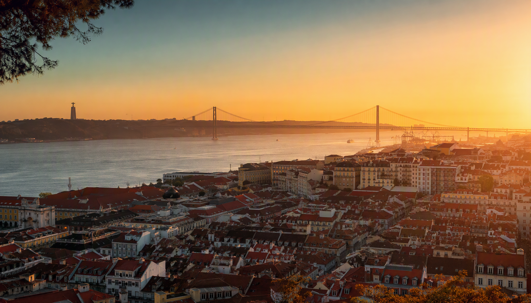 Lisboa ao pôr do sol sobre o rio Tejo e a ponte 25 de Abril