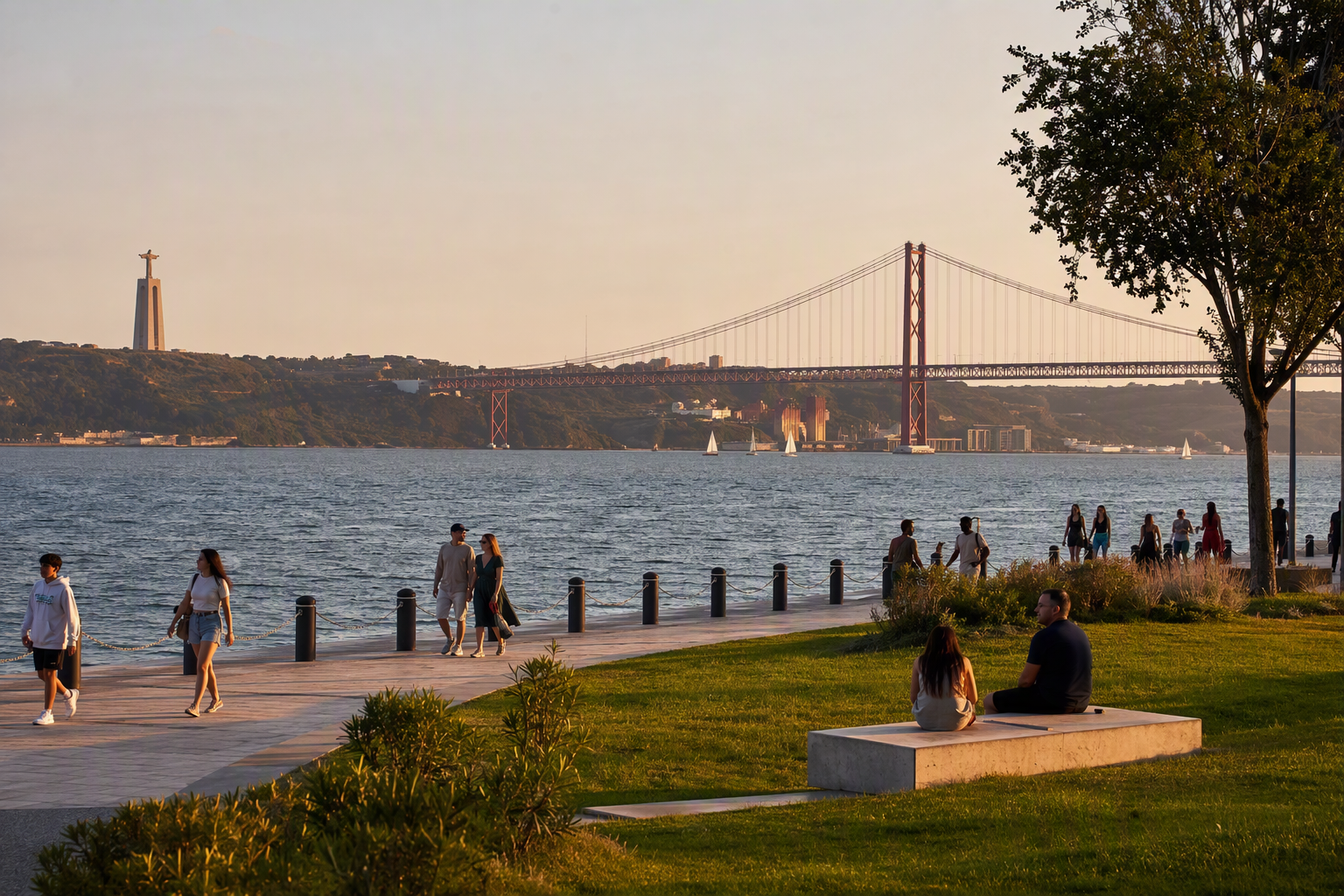 Parque ribeirinho de Almada com vista sobre a ponte 25 de Abril